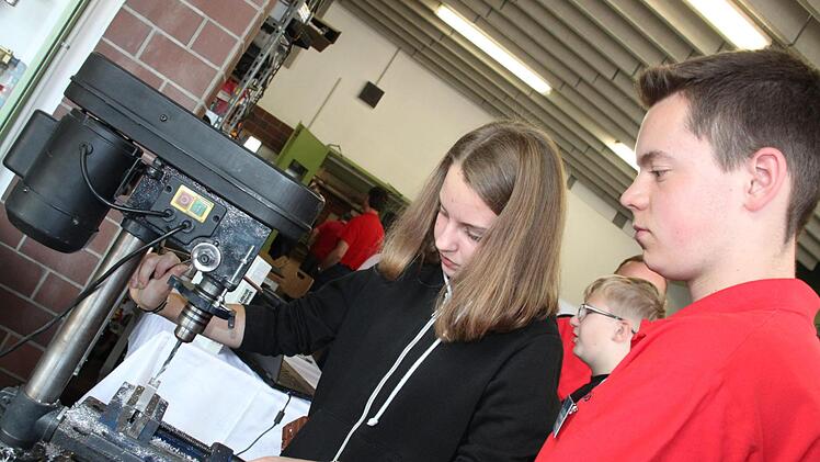 Celina Schreiber aus Wirsberg übt sich unter Anleitung von Metallbauer Jan Fiedler (Firma Dörnhöfer) an einer Standbohrmaschine.