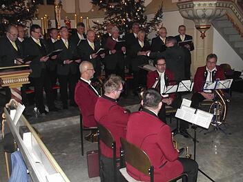 Der Männergesangverein 1861 Weißenbrunn bot den Besuchern mit Liedbeiträgen bei der "Fränkischen Weihnacht" in Küps festliche Stimmung. Im Vordergrund das Bläser-Sextett aus Teuschnitz.Dieter Wolf