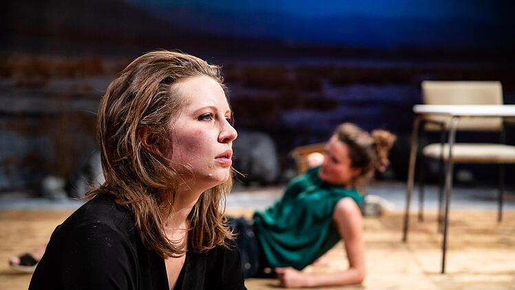 Furioses Kammerspiel: Szene aus der Coburger Erstaufführung der Komödie "Gespräch wegen der Kürbisse" in der Reithalle.Foto: Sebastian Buff