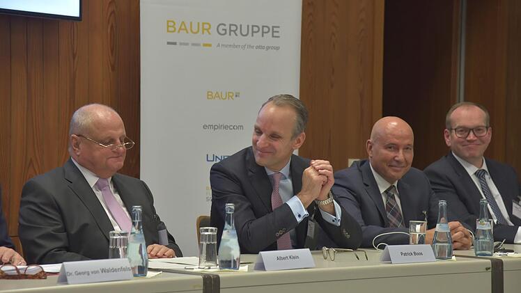 Baur-Chef Albert Klein (l.) gab gestern bekannt, sich zum 1. Juli in den Ruhestand zu verabschieden. Nachfolger im Vorsitz der Geschäftsführung wird Patrick Boos (2.v.l.). Die Geschäftsführung ergänzen Olaf Röhr (3.v.l.) und der neue Geschäftsführer Hans-Christian Müller. Foto: T. Kindermann