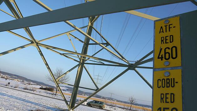 Sie soll so bleiben wie sie ist:  Wenn es nach dem Netzbetreiber Tennet geht, soll die Höchstspannungsleitung zwischen Schalkau und Redwitz nicht ausgebaut werden -  der Netzbetreiber bevorzugt einen Neubau  durch den östlichen Landkreis Coburg. - Foto: Berthold Köhler