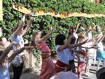 Die Kinder aus der Sonnen-, Mond- und Sternengruppe eröffneten mit einer Bauchtanzeinlage das Sommerfest der Caritas-Grundschulmittagsbetreuung in Zeil, die in diesem Jahr 20 Jahre alt ist. Zeil hatte die erste Mittagsbetreuung dieser Art im Landkreis.  Fotos: Christiane Reuther