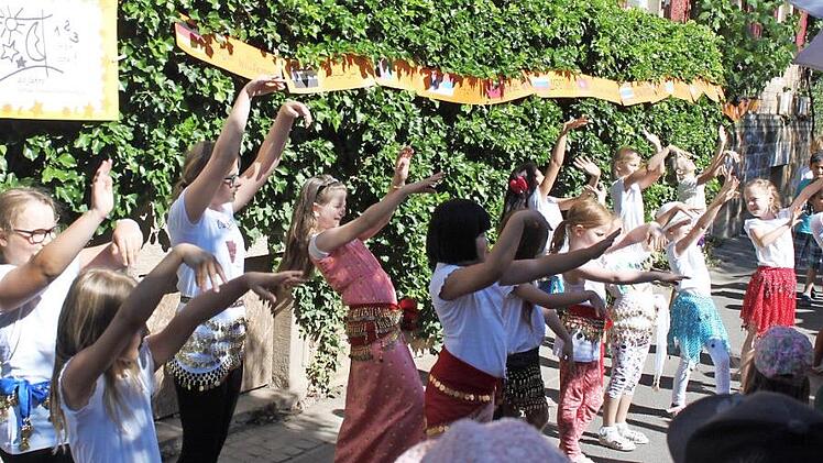 Die Kinder aus der Sonnen-, Mond- und Sternengruppe eröffneten mit einer Bauchtanzeinlage das Sommerfest der Caritas-Grundschulmittagsbetreuung in Zeil, die in diesem Jahr 20 Jahre alt ist. Zeil hatte die erste Mittagsbetreuung dieser Art im Landkreis.  Fotos: Christiane Reuther