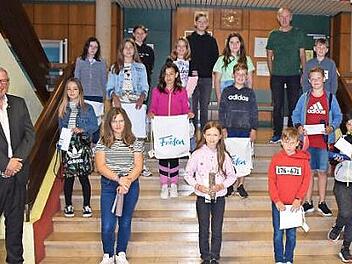 Robert Fischer (links), Bezirksgeschäftsführer des Volksbundes Deutsche Kriegsgräberfürsorge, mit den an der Sammlung beteiligten Schülerinnen und Schülern der fünften und siebten Klasse in der Albert-Blankertz-Schule; rechts hinten Lehrer Thomas Micheel. Foto: Michael Thomas