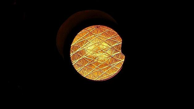 Corona-Ampel auf Gelb