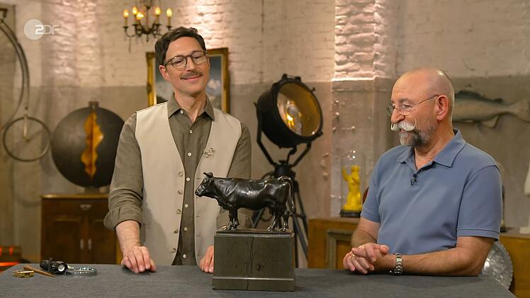 "Ich mag ja K&uuml;he", lie&szlig; Horst Lichter beim Anblick der bronzenen Tierfigur wissen.