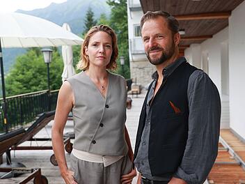 Die Bad Gasteiner Hotelbetreiberin Lara Schnee (Patricia Aulitzky) und Lukas Geier (Philipp Hochmair) verbindet eine tiefe Freundschaft. In der Krimireihe "Der Geier" spielt Hochmair einen ehemaligen Polizisten mit besonderen Aufgaben, der sich als Musiker in die Berge zur&uuml;ckgezogen hat. Bis sein Leben auf den Kopf gestellt wird.