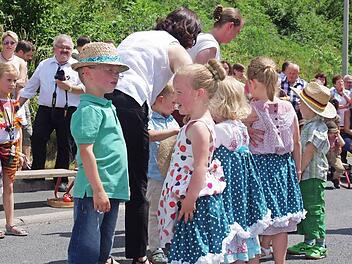 Die Jungen und Mädchen erfreuten die Gäste mit einem bunten Bühnenprogramm. Foto: Heike Schülein