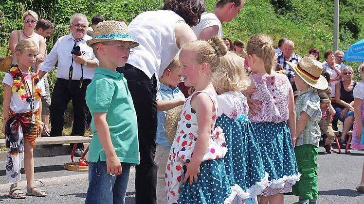 Die Jungen und Mädchen erfreuten die Gäste mit einem bunten Bühnenprogramm. Foto: Heike Schülein