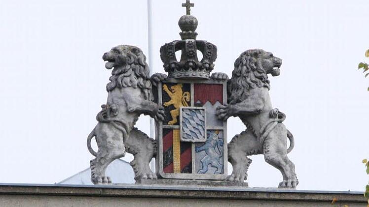 Das Staatswappen auf dem Dach wurde bereits eingelagert.