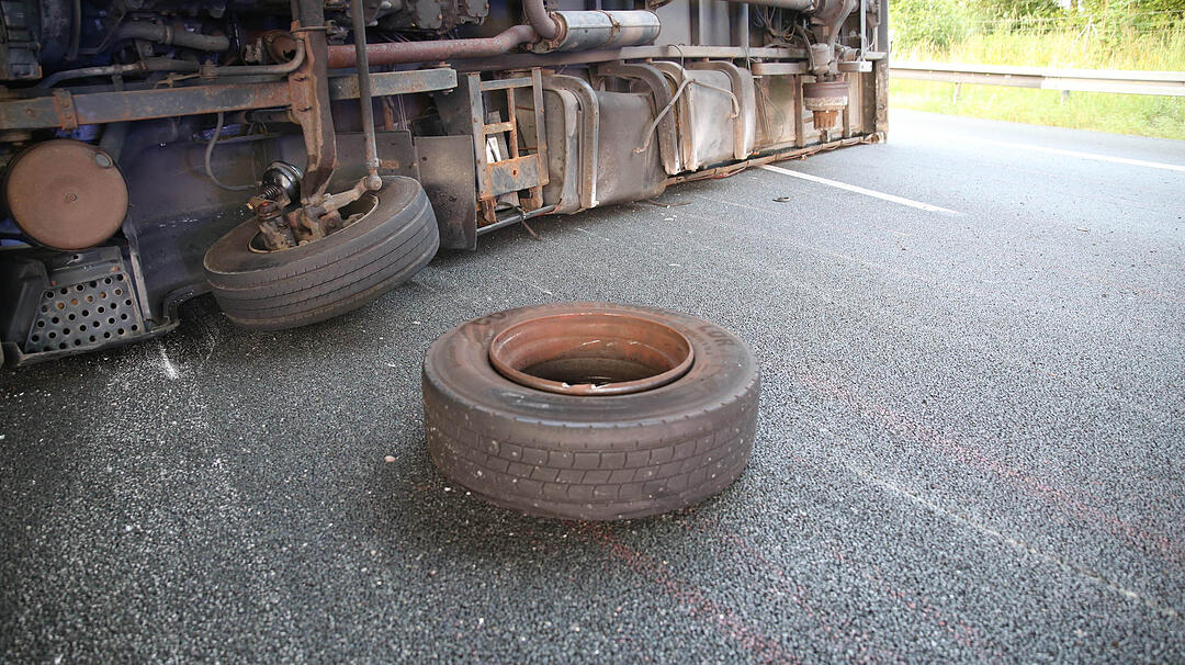 Lkw verliert Hinterreifen und stuerzt um