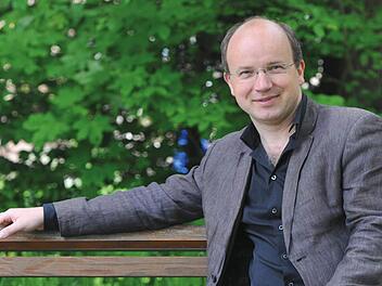 Heimisch geworden: Coburgs Generalmusikdirektor Roland Kluttig auf einer Bank im Hofgarten. Foto: Archiv/Andrea Kremper
