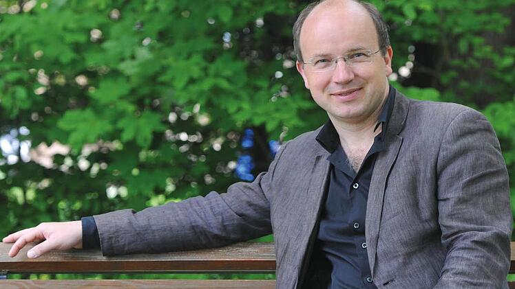 Heimisch geworden: Coburgs Generalmusikdirektor Roland Kluttig auf einer Bank im Hofgarten. Foto: Archiv/Andrea Kremper