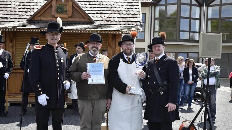 In der Mannschaftswertung belegte "Mannschaft Königsberg II" mit Bürger Werner Sauter, Sappeur Udo Merz und Tambour Dominik Blümmert (von links) den 1. Platz und errang den Wanderpokal des Hauses Wittelsbach. Foto: Georg Snater