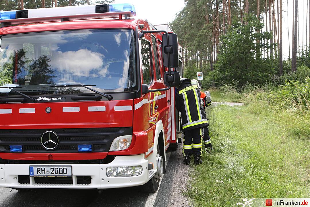 Von der Straße abgekommen - Auto wird in Wald geschleudert