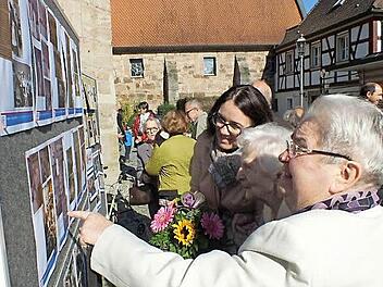 Besucherinnen betrachten die Stellwände mit der Geschichte des Frauenbunds. Foto: Manfred Welker