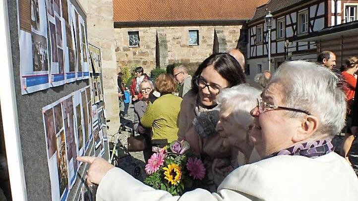 Besucherinnen betrachten die Stellwände mit der Geschichte des Frauenbunds. Foto: Manfred Welker