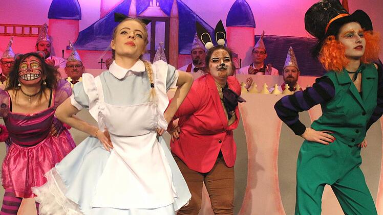 Bei "Alice im Wunderland" überzeugten die jungen Künstlerinnen mit tollen Tanzbewegungen.