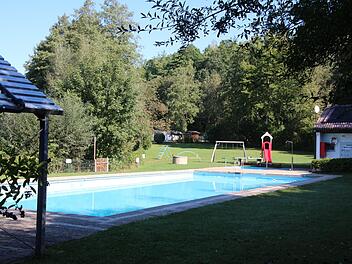 Das Schwimmbad in der Freizeitanlage Autenhausen soll zu einem Naturschwimmbad umgestaltet werden. Der eigens für den Erhalt der Anlage gegründete Förderverein drängt darauf, dass die Stadt bald die nötigen Schritte unternimmt. Foto: Simone Bastian/CT-Archiv