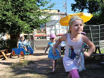 Spielen am Bauzaun: Zum Glück gibt es einen großen Spielplatz trotz Bauarbeiten. Foto: Julia Raab