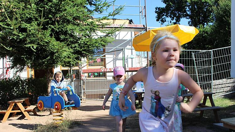 Spielen am Bauzaun: Zum Glück gibt es einen großen Spielplatz trotz Bauarbeiten. Foto: Julia Raab