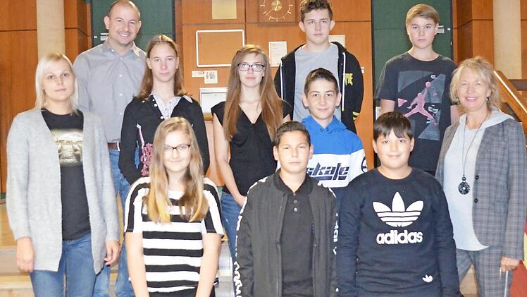 Die neuen Streitschlichter nach der Übergabe ihrer Ausbildungsbescheinigungen sowie Fachlehrerin Ariane Colbentson (rechts), Jugendsozialarbeiterin Tina Schardt und Rektor Christian Förtsch Foto: Micheel