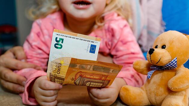 Susanne K. und ihre Tochter (o.)  haben  vom Familiengeld keinen einzigen Cent.  Es passiert, was Markus Söder der Mutter gegenüber als unbegründete Sorge abgetan hatte.  Matthias Hoch