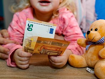 Susanne K. und ihre Tochter (o.)  haben  vom Familiengeld keinen einzigen Cent.  Es passiert, was Markus Söder der Mutter gegenüber als unbegründete Sorge abgetan hatte.  Matthias Hoch