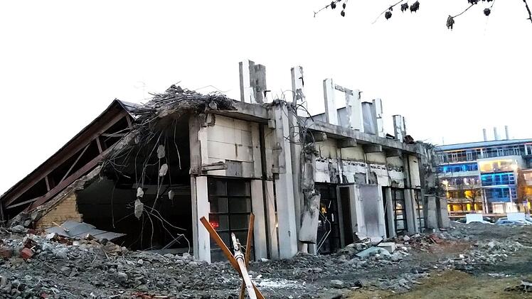 Mitte März: Nur noch ein kümmerlicher Rest der Angerhalle steht.Foto Jochen Berger