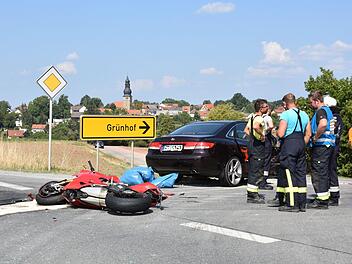 Auto gegen Motorrad: Schwerer Unfall auf der B22 bei Neunkirchen am Main im Kreis Bayreuth am Samstagmittag. Foto: News5/Bauernfeind