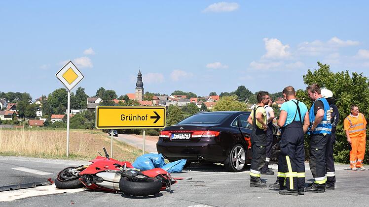 Auto gegen Motorrad: Schwerer Unfall auf der B22 bei Neunkirchen am Main im Kreis Bayreuth am Samstagmittag. Foto: News5/Bauernfeind