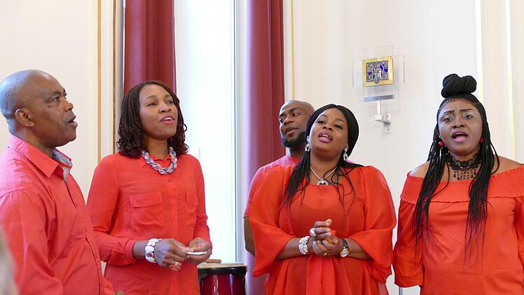 Die Gruppe "Herald Voices" aus Nigeria gestaltete das Symposium mit Liedern und Trommel.               Foto: Marion Krüger-Hundrup