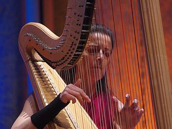 Silke Aichhorn beantwortete in der Pause auch Fragen zu ihrem 40 Kilogramm schweren Musikinstrument