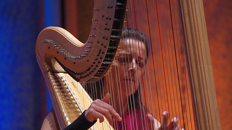Silke Aichhorn beantwortete in der Pause auch Fragen zu ihrem 40 Kilogramm schweren Musikinstrument