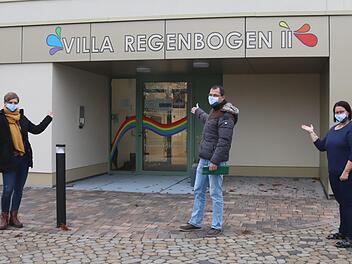 Marina Fleischmann, Sebastian Berger und Uschi Treseler (v. l.) freuen sich über die neue Krippe.    Foto: Johanna Blum