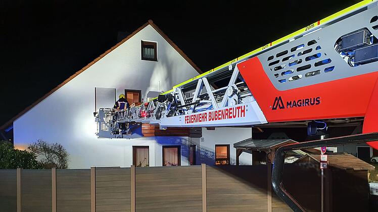 Rettung über Drehleiter - Feuerwehr Bubenreuth holt Patienten vom Balkon