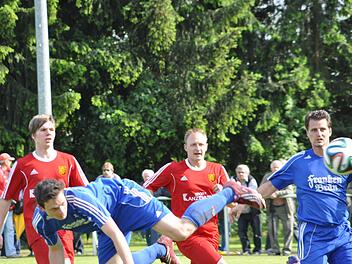 Die entscheidende Szene im Spitzenspiel: Christoph Müller (links) köpft aufs Gästetor. Den Abpraller verwandelt Tobias Martin (rechts). Foto: Kalb