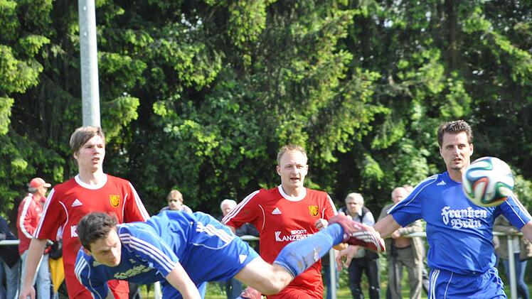 Die entscheidende Szene im Spitzenspiel: Christoph Müller (links) köpft aufs Gästetor. Den Abpraller verwandelt Tobias Martin (rechts). Foto: Kalb