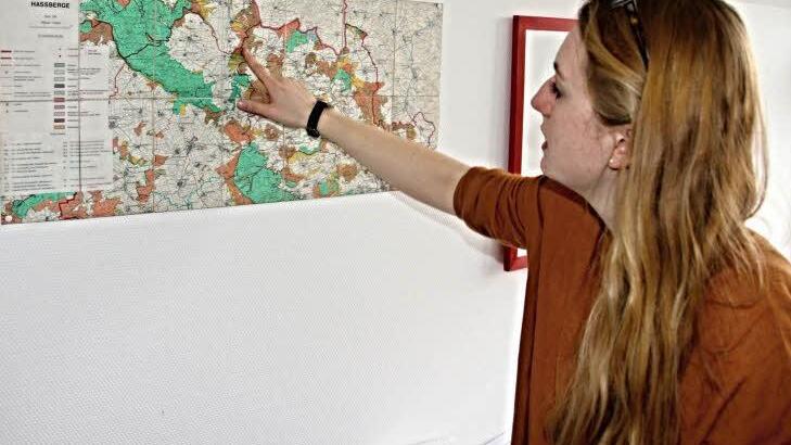 "Das ist mein Revier": Theresia Hof und zeigt auf den Maroldsweisacher Forst.  Fotos: Helmut Will