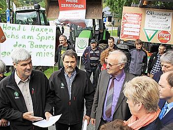Der Präsident des BBV-Bezirksverbands Oberfranken, Hermann Greif (Zweiter von links), und der Lichtenfelser BBV-Bezirksobmann Michael Bienlein (Dritter von rechts) überreichten in Kloster Banz eine Petition an Mitglieder der CSU-Landtagsfraktion. Foto: Matthias Einwag
