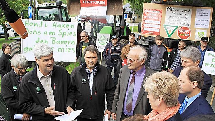 Der Präsident des BBV-Bezirksverbands Oberfranken, Hermann Greif (Zweiter von links), und der Lichtenfelser BBV-Bezirksobmann Michael Bienlein (Dritter von rechts) überreichten in Kloster Banz eine Petition an Mitglieder der CSU-Landtagsfraktion. Foto: Matthias Einwag