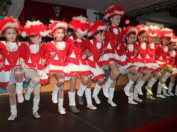 Die Showtanzgruppe "Crazy Girls" in ihrem Elemem Foto: Veronika Schadeck
