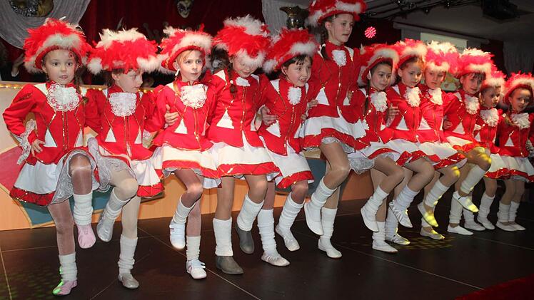 Die Showtanzgruppe "Crazy Girls" in ihrem Elemem Foto: Veronika Schadeck