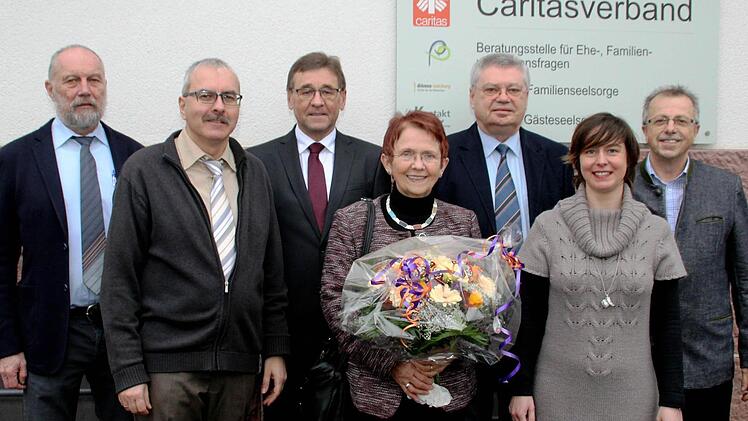 Die Caritasseelsorger Dr. Klaus Eckert und Diakon Christoph Glaser (von links), scheidender Vorsitzender Ludwig Sauer und seine Stellvertreterin Anni Misch, 2. Vorsitzender Erhard Ledermann, die neue Geschäftsführerin Anne Hilpert sowie Vorsitzender und stellvertretender Landrat Emil Müller. Foto: Werner Vogel