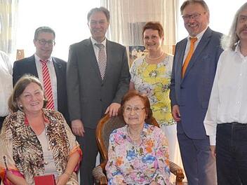 Große Gratulationscour zum 100. Geburtstag von Eleonore Rückerl in Pressig: Hedwig Rückerl, Jubilarin Eleonore Rückerl (vorne sitzend), Hans Rückerl (Neffe), Martin Ströhlein, Landrat Klaus Löffler, Christa Bergmann (Nachbarin) Bürgermeister Hans Pietz, Pater Helmut Haagen (stehend von links).  Foto: Karl-Heinz Hofmann