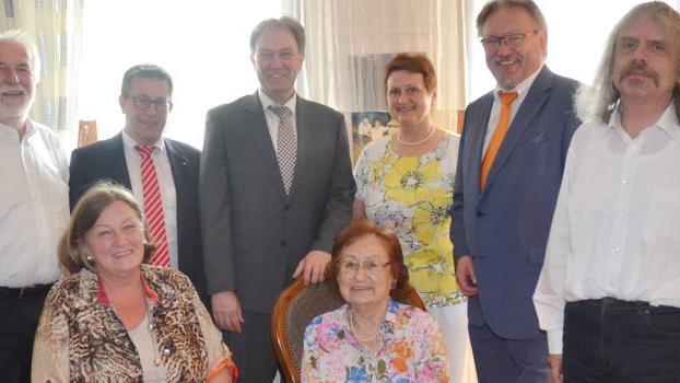 Große Gratulationscour zum 100. Geburtstag von Eleonore Rückerl in Pressig: Hedwig Rückerl, Jubilarin Eleonore Rückerl (vorne sitzend), Hans Rückerl (Neffe), Martin Ströhlein, Landrat Klaus Löffler, Christa Bergmann (Nachbarin) Bürgermeister Hans Pietz, Pater Helmut Haagen (stehend von links).  Foto: Karl-Heinz Hofmann