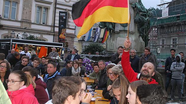 "Kroosartiges" Finale: Siegesfreude stellte sich  beim Public Viewing auf dem Kulmbacher  Marktplatz erst ganz zum Schluss ein. Foto: Sonny Adam