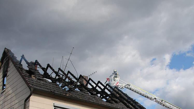 Ein Brand zerstörte am Dienstag  ein zweistöckiges Haus in Lichtenfels-Oberwallenstadt. Foto: Matthias EinwagMatthias Einwa