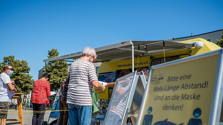 Die Menschen stehen Schlange, um ihre Wasserproben abzugeben.