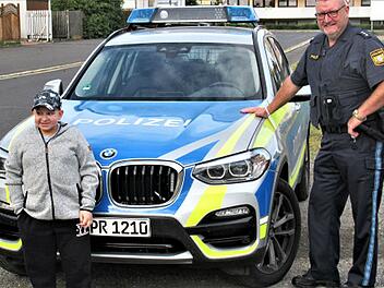 Tirschenreuth: Die Polizei &uuml;berraschte Yannik nach seiner Krankenhaus-Entlassung